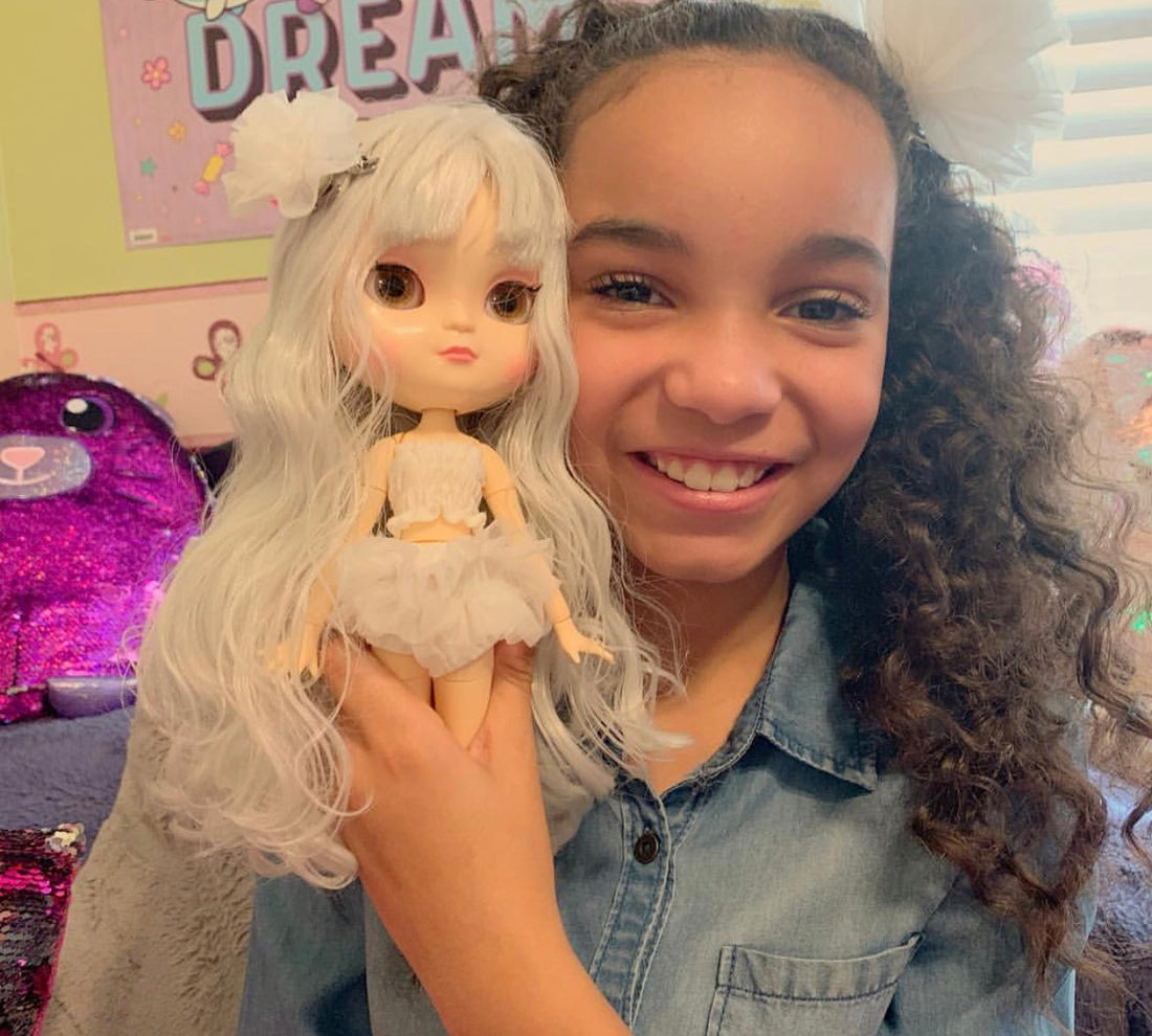 Watch This! Dolly influencer @kherringtonbriggs shared Angela Doll box opening.