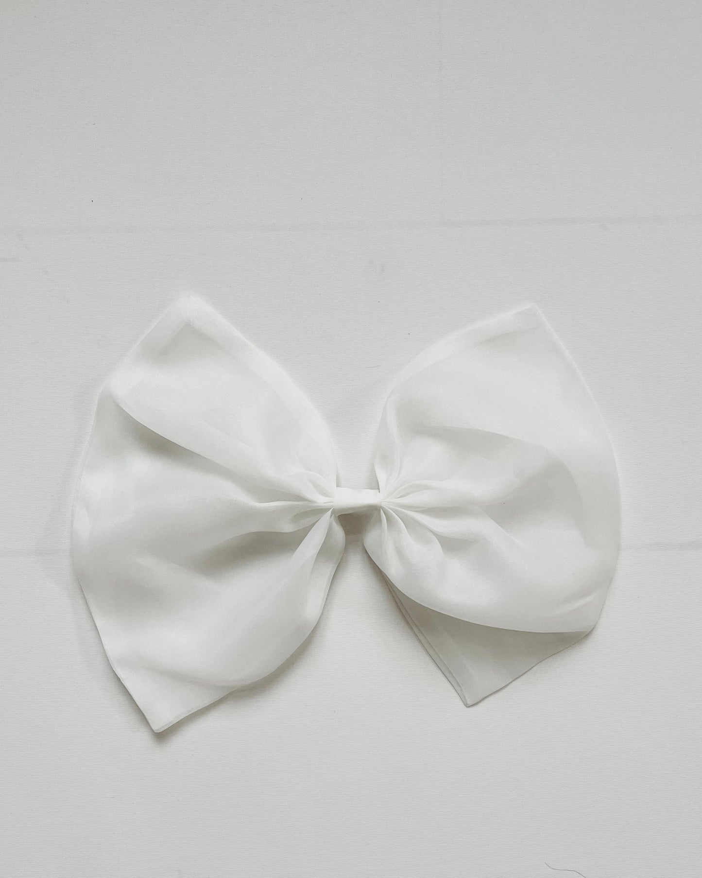 DOLLY WORLD BIG ORGANZA HAIR BOW white