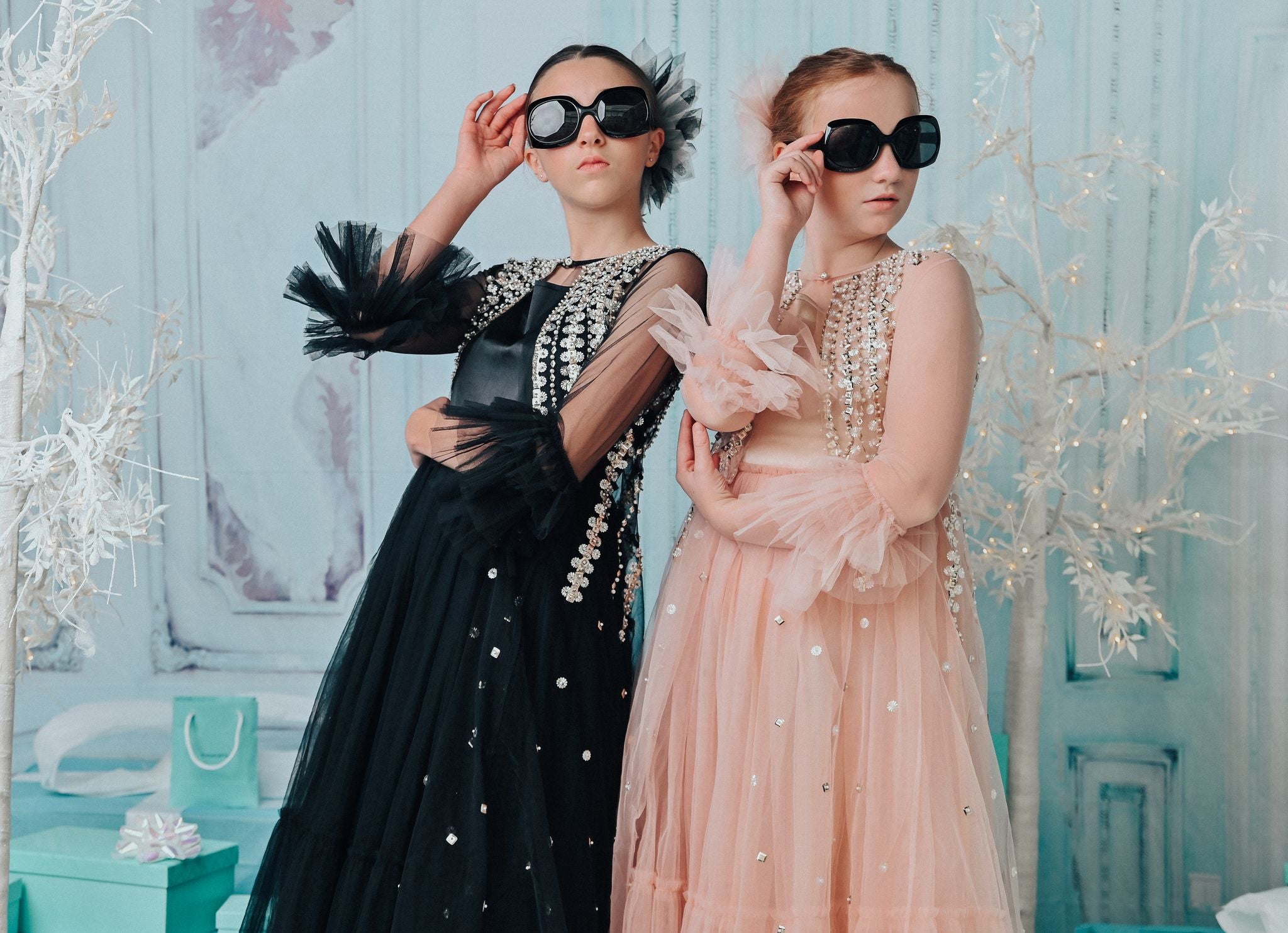 DOLLY GOLIGHTLY BREAKFAST @ TIFFANY'S 'brillante' maxicapa negra