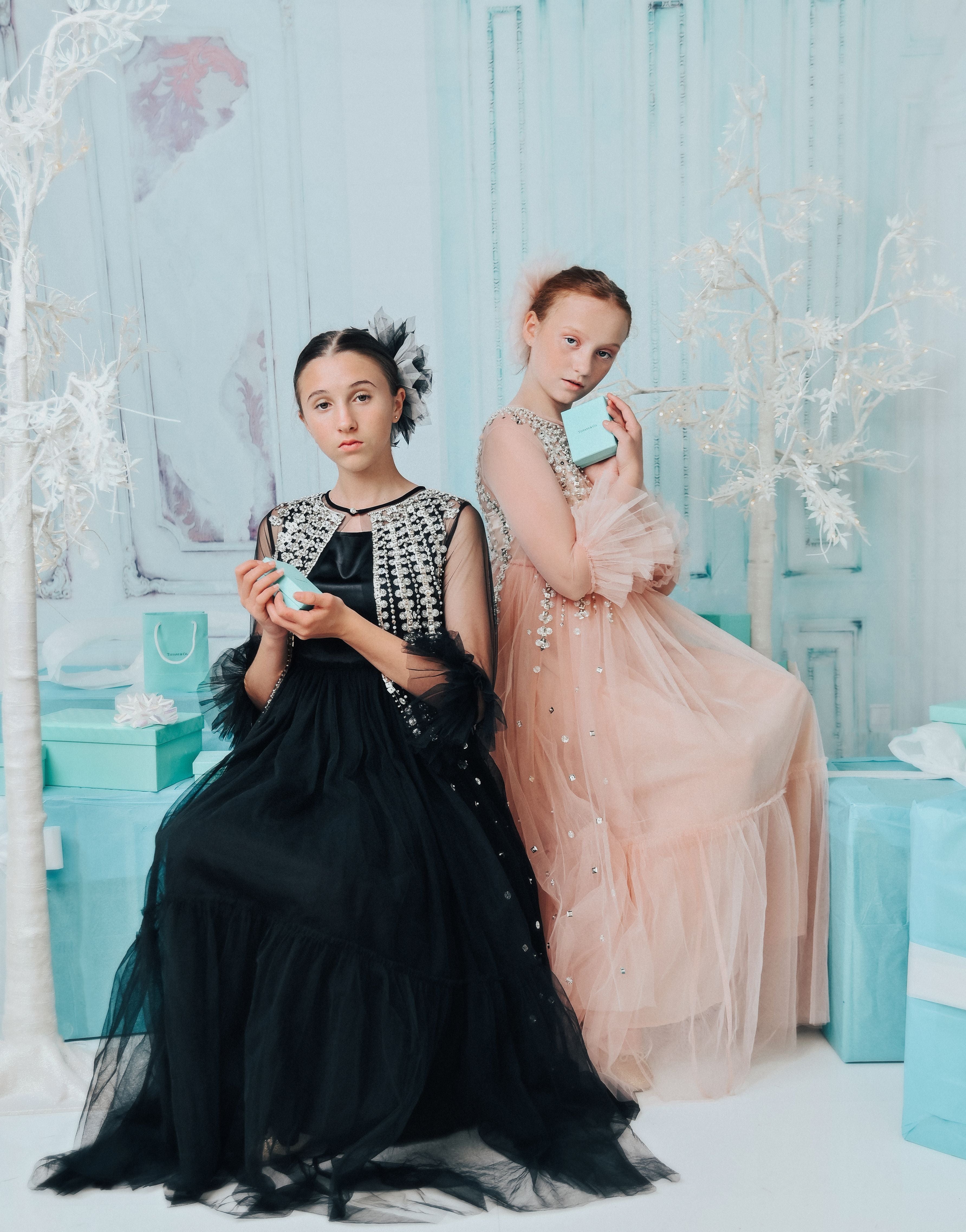 DOLLY GOLIGHTLY BREAKFAST @ TIFFANY'S 'brillante' maxicapa negra
